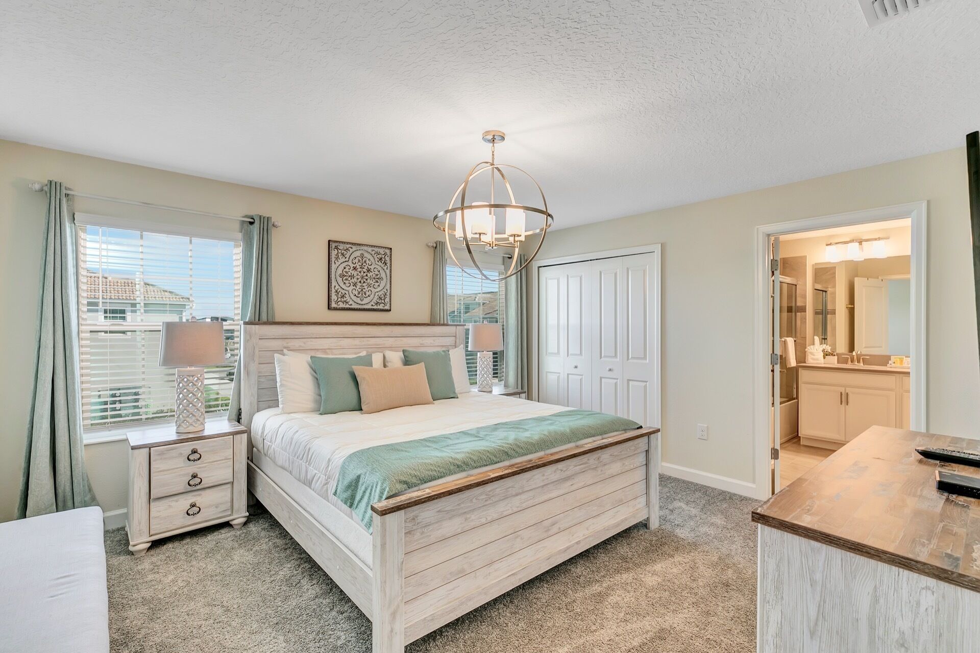 4 soverom, skrivebord, strykejern/-brett og reiseseng for barn