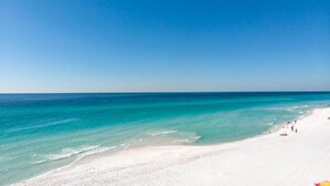 Ein Strand mit klarem türkisblauem Wasser und weißem Sand.