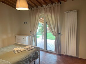 4 habitaciones, escritorio y tabla de planchar con plancha 