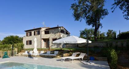 Dream vacation in a villa with private pool for 8 people near the sea