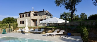 Dream vacation in a villa with private pool for 8 people near the sea