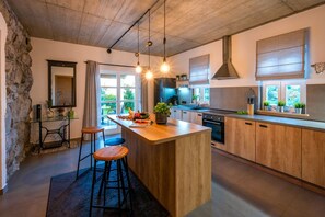Réfrigérateur, un four, surface de cuisson, lave-vaisselle