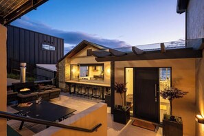 Outdoor dining - Limerick Lane | Lake Views, BBQ, Fireplace, A/C. (Queenstown)