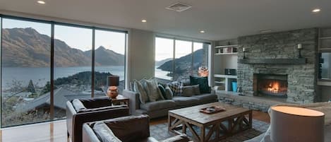 Fernseher, Kamin, Videospiele, Arbeitsbereiche