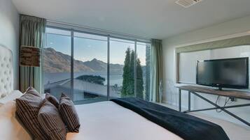 5 bedrooms, iron/ironing board, WiFi, bed sheets