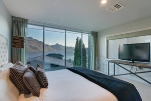 5 bedrooms, iron/ironing board, WiFi, bed sheets - Limerick Lane | Lake Views, BBQ, Fireplace, A/C (Queenstown)