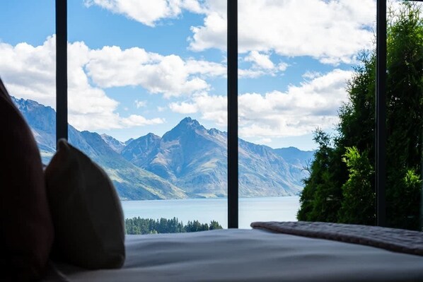 6 bedrooms, desk, iron/ironing board, WiFi - Limerick Lane | Lake Views, BBQ, Fireplace, A/C. (Queenstown)