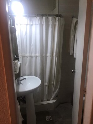 Douche, sèche-cheveux, serviettes fournies, savon