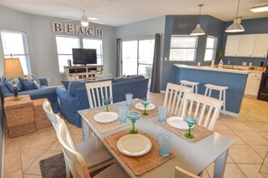 Dining - Emerald Escape I - 2BR SPC Beach Walk (Destin)