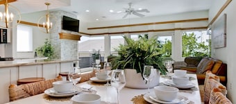 GLORIOUS DAZE Beach House POOL! SPA! GOLFCART! ELEVATOR! PUTTING GREEN!