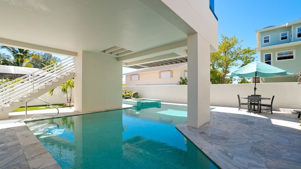 Piscine extérieure, piscine chauffée