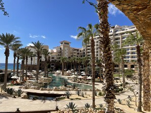 Alberca al aire libre y alberca climatizada