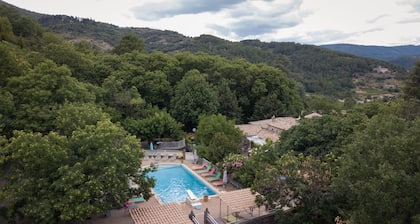 Gite sleeps 2/4 in the large XVIIIth century building of an estate with swimming pool