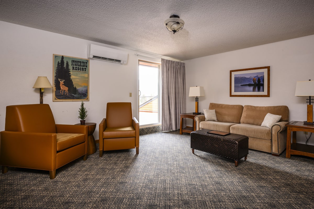 Deluxe Room, 1 Bedroom | Living area | 32-inch TV with cable channels, DVD player