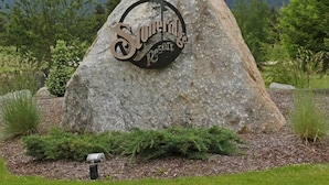 A large rock with a sign that reads "Slonelodge Resort." - Stoneridge Resort (Blanchard)
