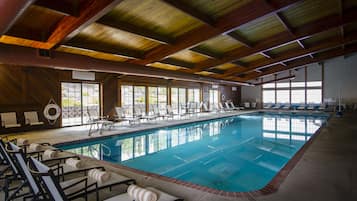 Inomhuspool och solstolar