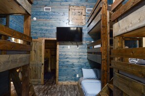 3 bedrooms, travel cot, WiFi