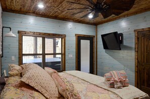 3 bedrooms, travel cot, WiFi - Brand New Cabin One Mile from Broken Bow Lake! Game Room+Hot Tub+ Bunk Room (Broken Bow)
