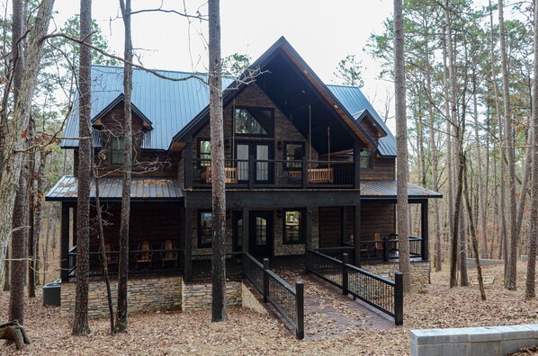 Exterior - Brand New Cabin One Mile from Broken Bow Lake! Game Room+Hot Tub+ Bunk Room (Broken Bow)