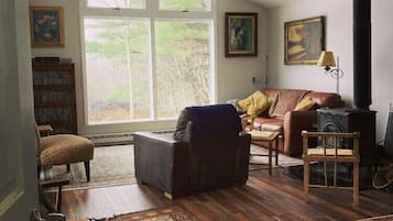 Smart TV, books, music library, stereo