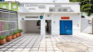 Ein Hotel Eingang mit gefliestem Boden, einer blauen Tür und Zimmerpflanzen.