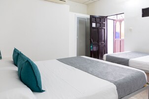 Triple Room | Hypo-allergenic bedding, desk, laptop workspace, free WiFi