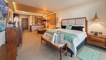 Ylelliset vuodevaatteet, untuvapeitot, minibaari, tallelokero huoneessa