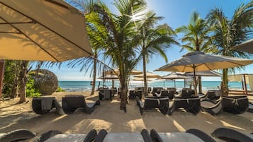 Privatstrand, weißer Sandstrand, Liegestühle, Sonnenschirme