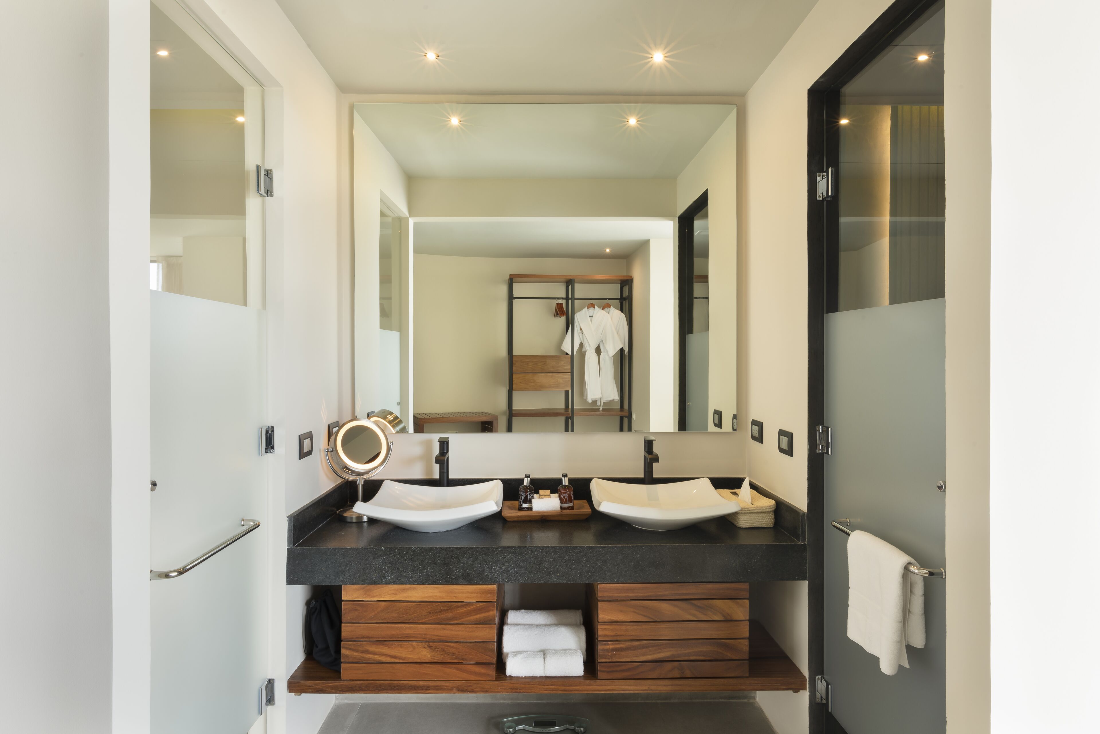 panoramic suite, oceanfront | bathroom | shower, rainfall showerhead, hair dryer, bathrobes