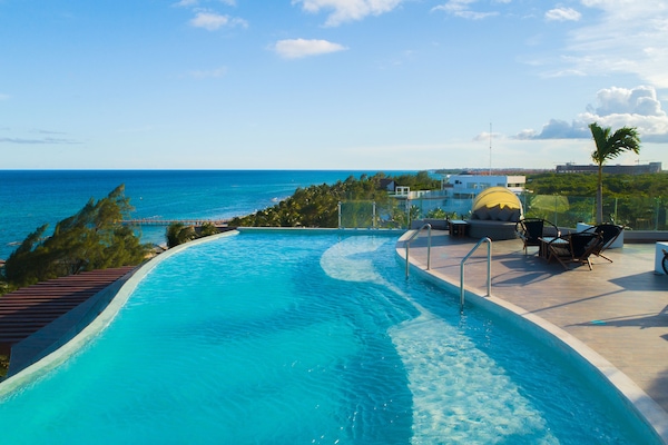 2 albercas al aire libre, sombrillas en la alberca y camastros