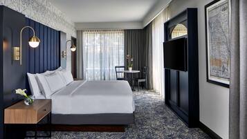 Suíte, 2 quartos | Roupas de cama premium, cofres nos quartos, escrivaninha