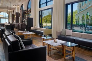 2 bars/lounges, cocktail bar