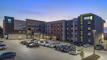 Un hôtel doté de nombreux espaces de stationnement et d’une entrée bien éclairée.