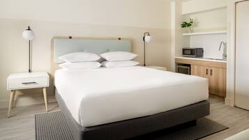 Studio, 1 King Bed, Accessible