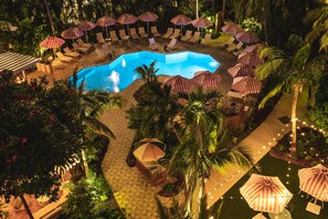 Outdoor pool - Hampton by Hilton Grand Cayman Seven Mile Beach (Seven Mile Beach)
