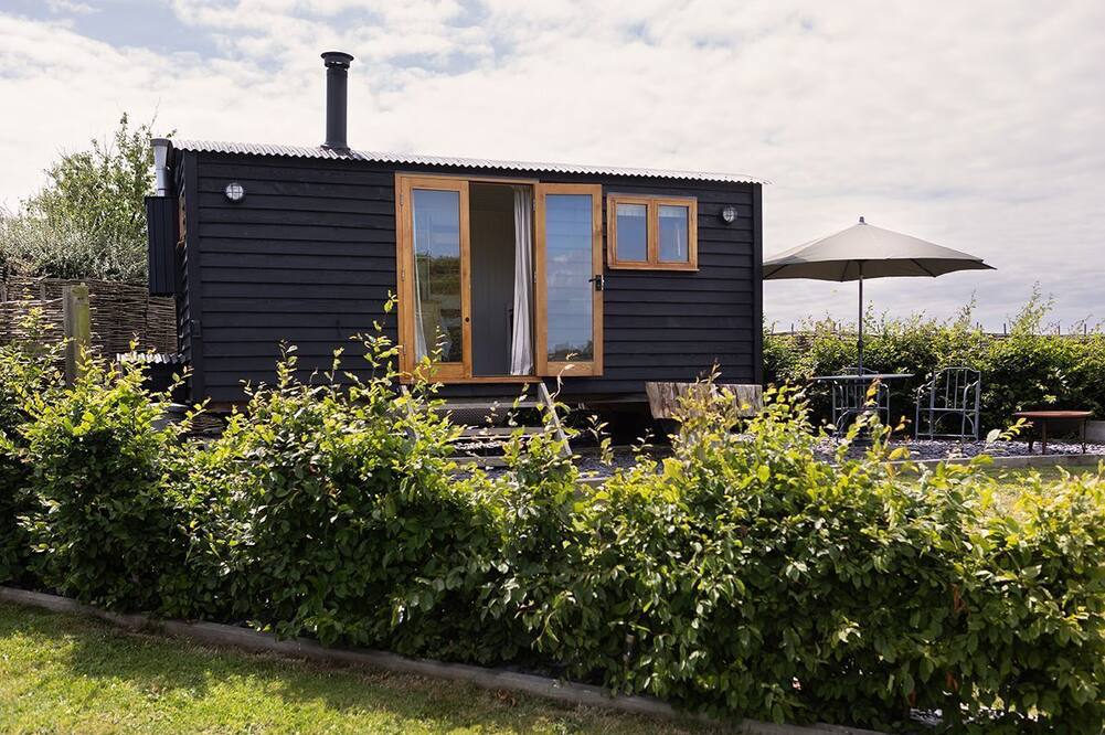 The Dilly: Luxury, romantic shepherd's hut for two on Anglesey
