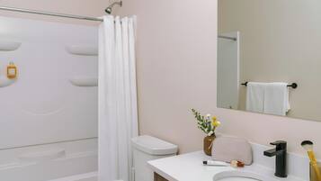 Amenidades de baño gratuitas, secadora de cabello, toallas, jabón