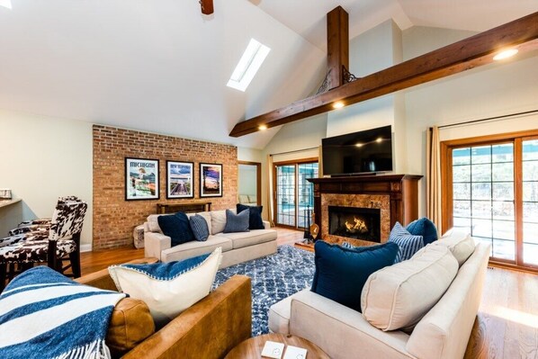 Televisión, chimenea, videojuegos y futbolito 