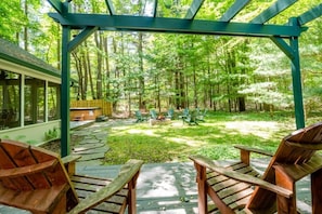 Terrace/patio - (4 Nt Min!) Harbert Home With Hot Tub & Close To Beach! (Harbert)
