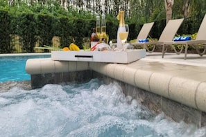 Una piscina techada, una piscina al aire libre