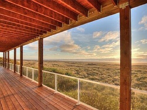True Beachfront! 4BR, 4BA with amazing views and direct beach access. Hot Tub!