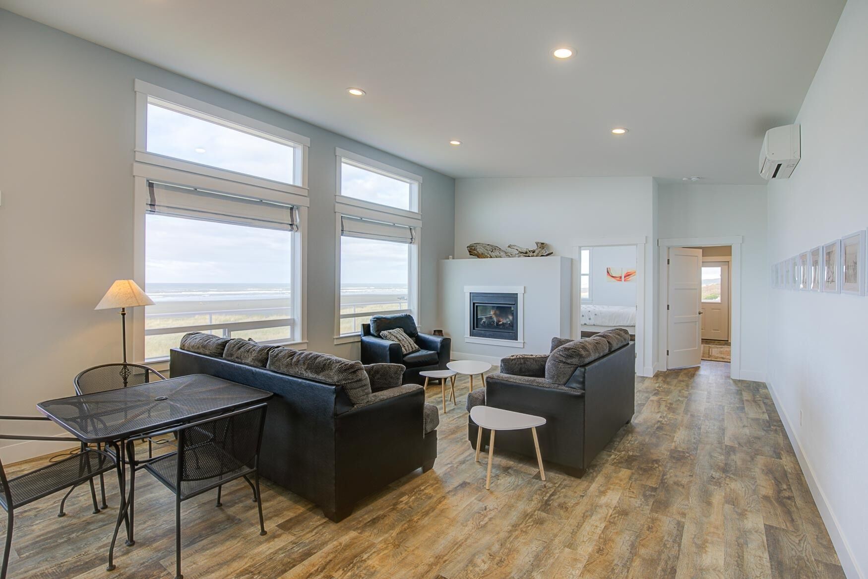 Älytelevisio, takka, DVD-soitin, videokirjasto