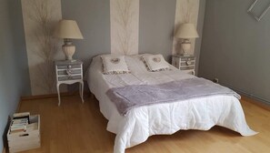 2 間睡房、熨斗/熨衫板、可攜式嬰兒床