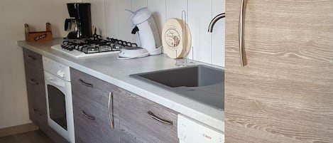 Een koelkast, een magnetron, een oven, een kookplaat