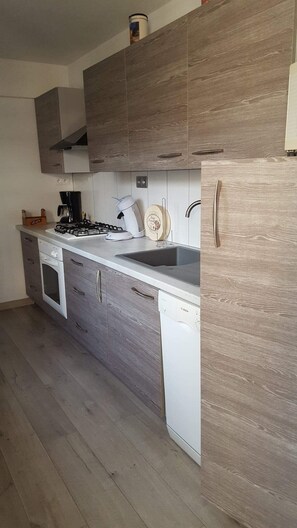 雪櫃、微波爐、焗爐、爐具