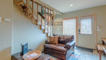 Kondominium, 2 kamar tidur | Ruang keluarga