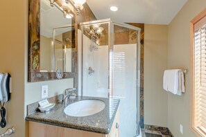 Condo, 2 Bedrooms | Bathroom | Towels - Alpine Villa Condominiums by Alpine Lodging Sun Valley (Ketchum)