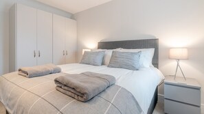 5 habitaciones, tabla de planchar con plancha y cuna de viaje 