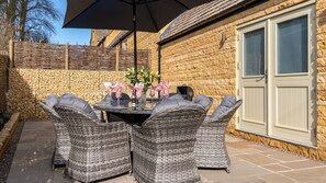 Outdoor dining - Poplar House - sleeps 8 guests  in 4 bedrooms (Ebrington)