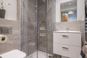 Bañera, artículos de higiene personal gratuitos y secador de pelo